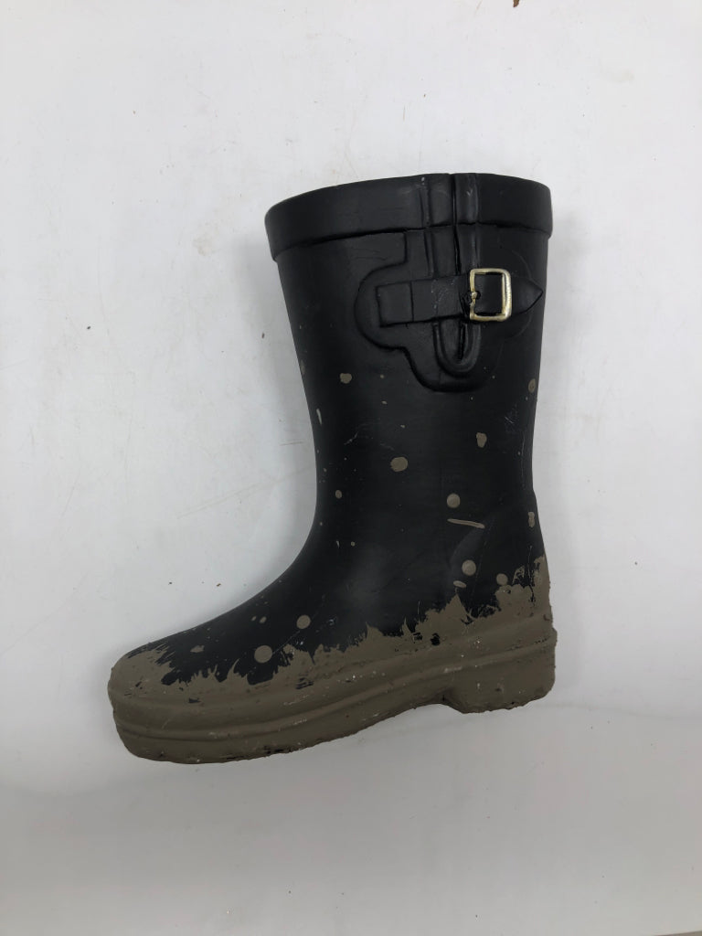 MUDDY RAIN BOOT VASE.