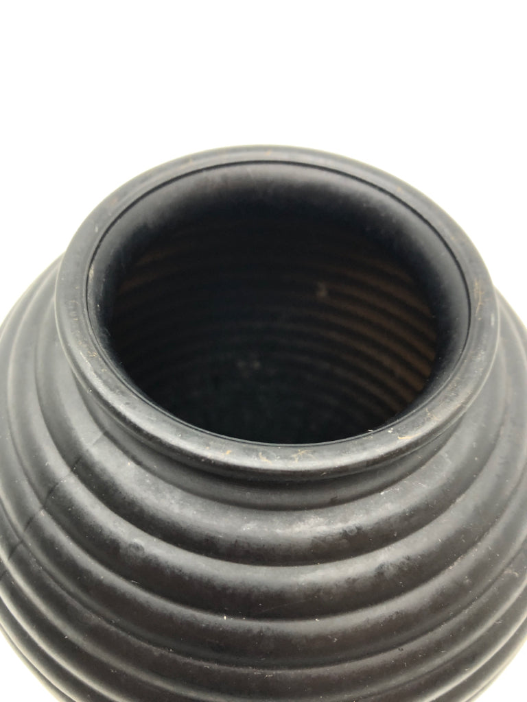 BLACK RIBBED VASE.