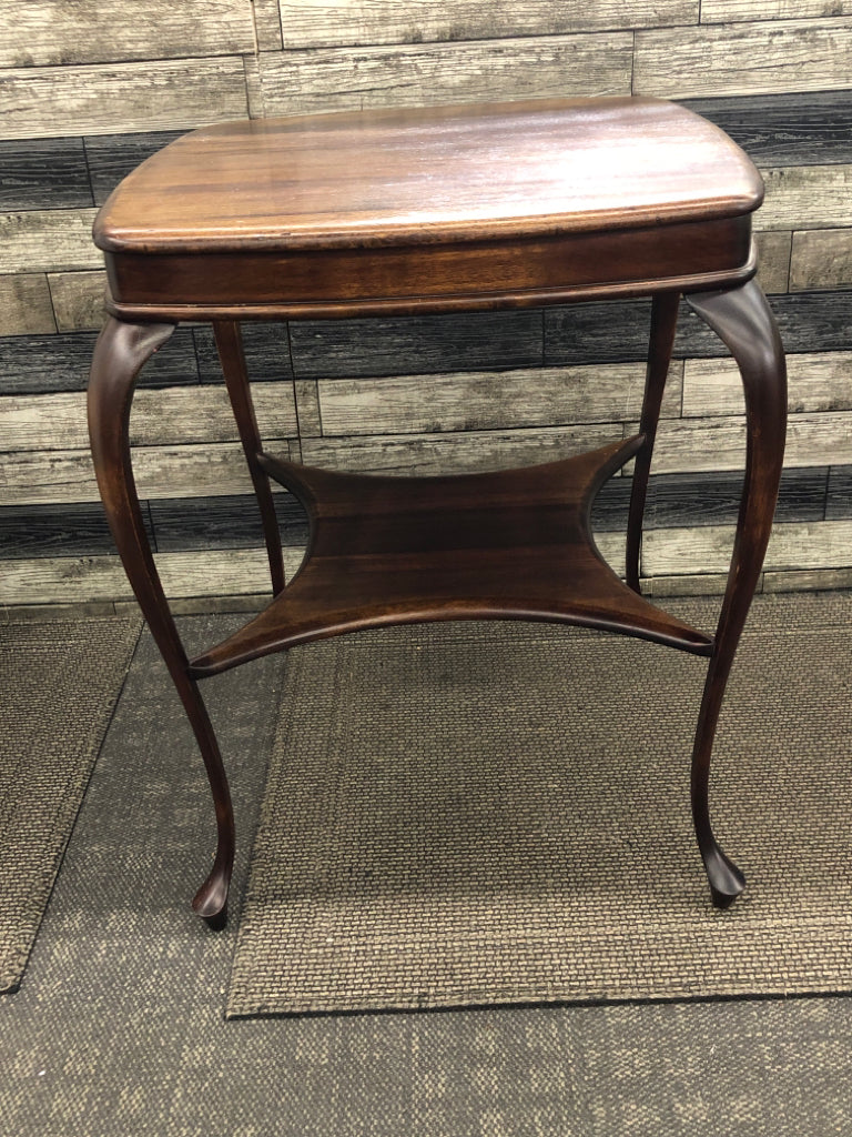 DK WOOD 2 TIER SIDE TABLE.