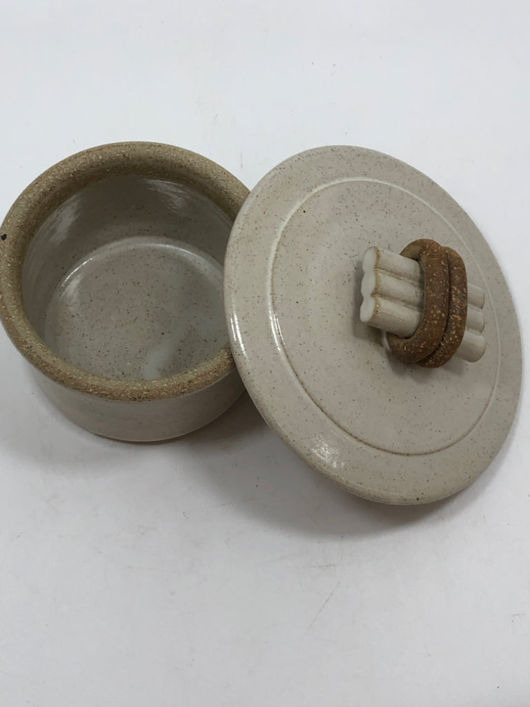 CREAM POTTERY JAR W/LOOP HANDLE LARGE LID.