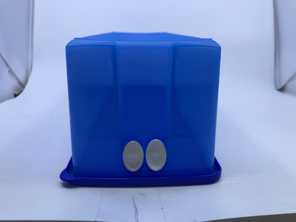 PLASTIC BLUE RECTANGLE TUPPERWARE STORAGE W/ LID.