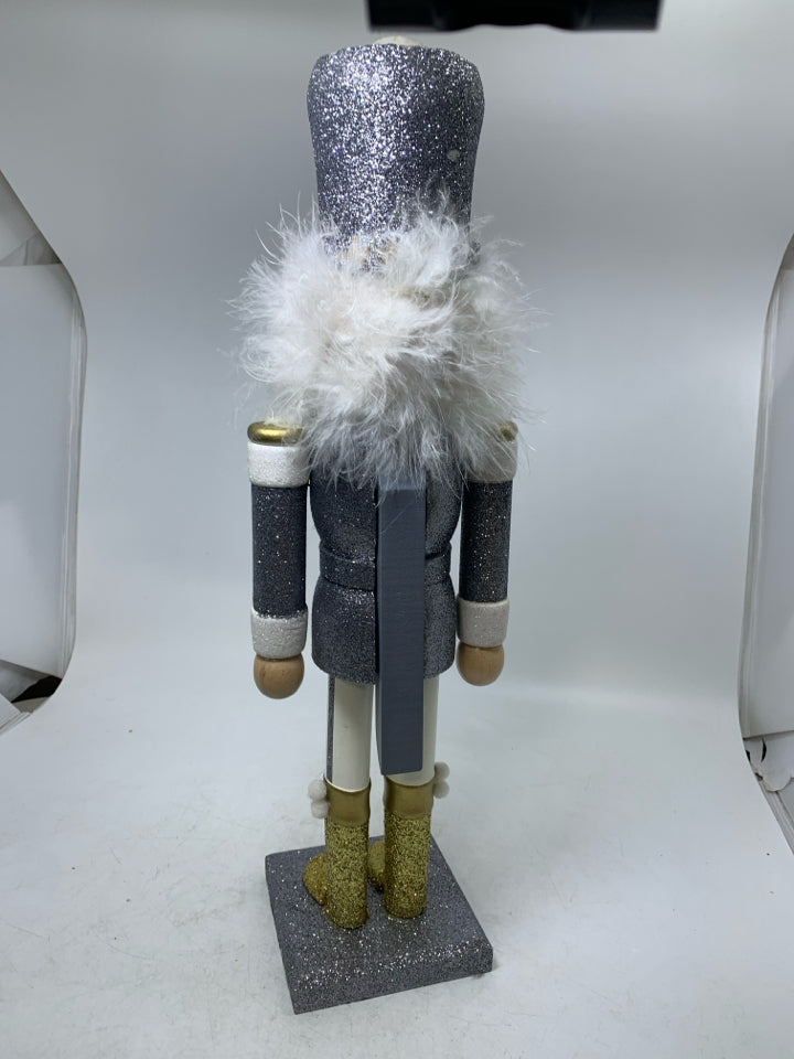 SILVER SPARKLE LARGE NUTCRACKER.