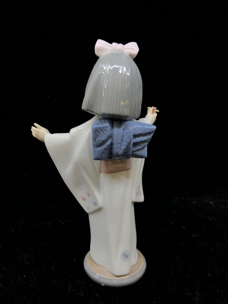 LLADRO LITTLE GIRL IN KIMONO HOLDING YELLOW FLORAL W ARMS OPEN.