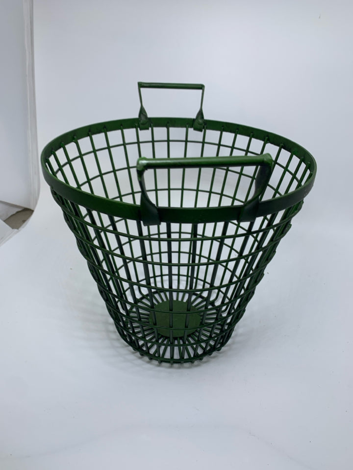 HEAVY GREEN METAL GRATE BASKET W/ HANDLES.