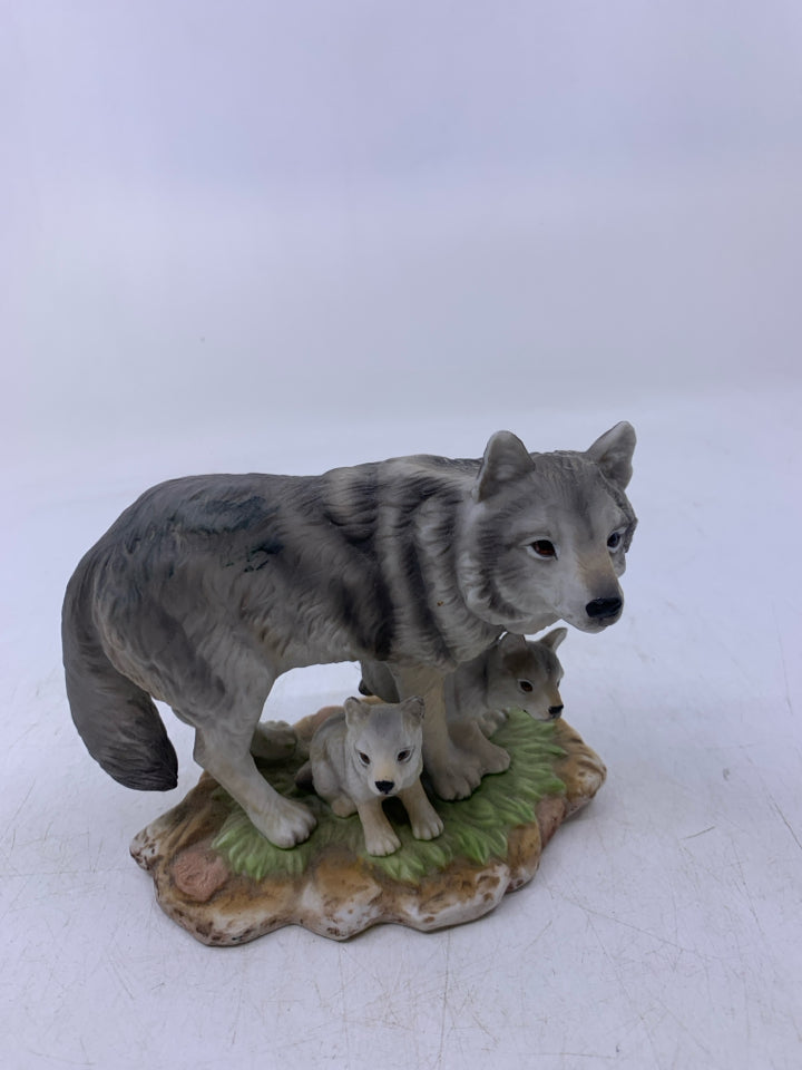 CERAMIC WOLF W/ BABIES.