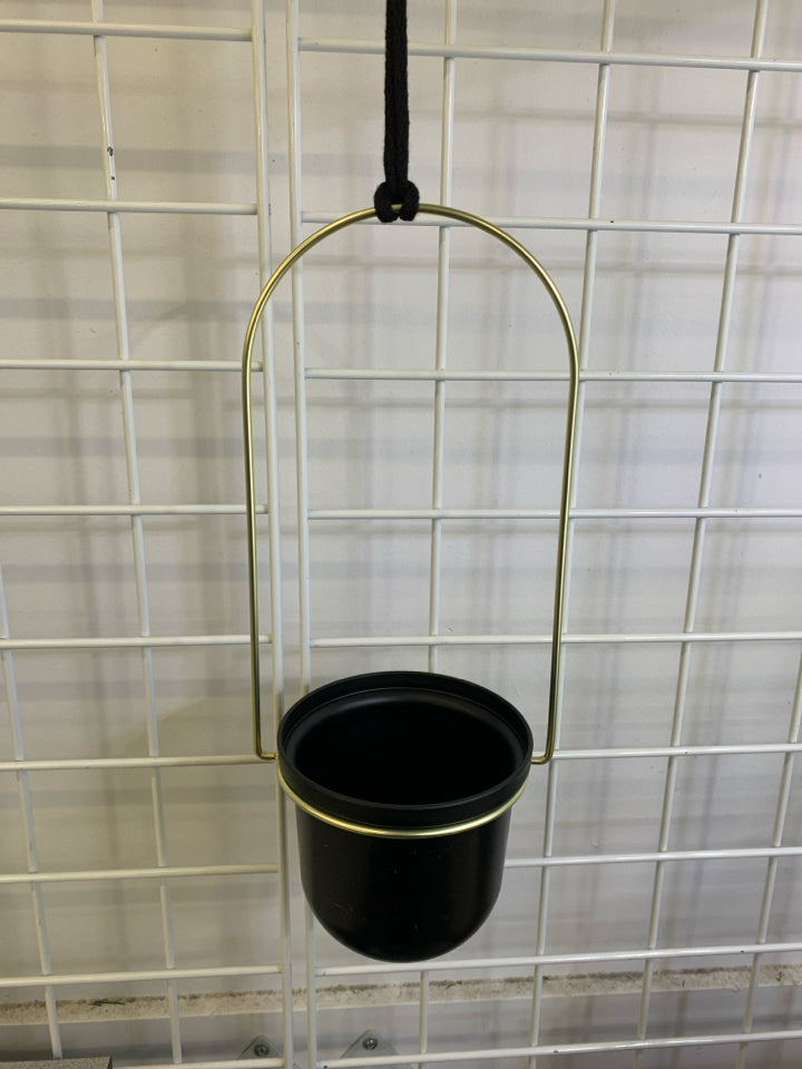 HANGING BLACK PLASTIC POT IN GOLD WIRE.