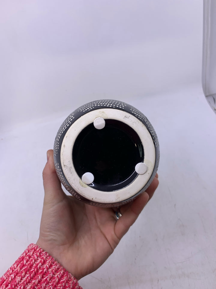 BLACK W/ WHITE DOTS PLANTER WIDE LEAVES WHITE ROCK FILLER.