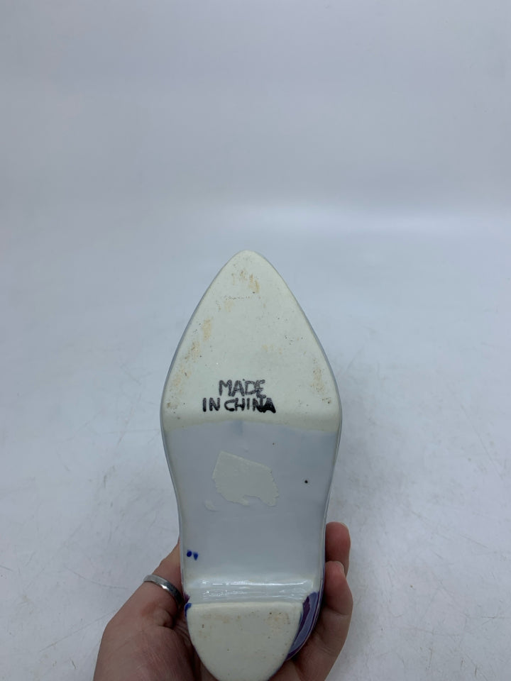 BLUE/WHITE FLORAL HEELED BOOT VASE.