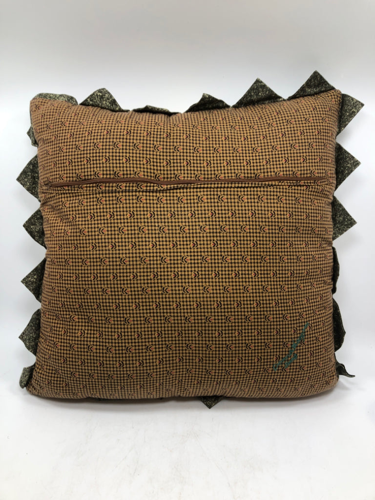 ACORN QUILTED PILLOW.