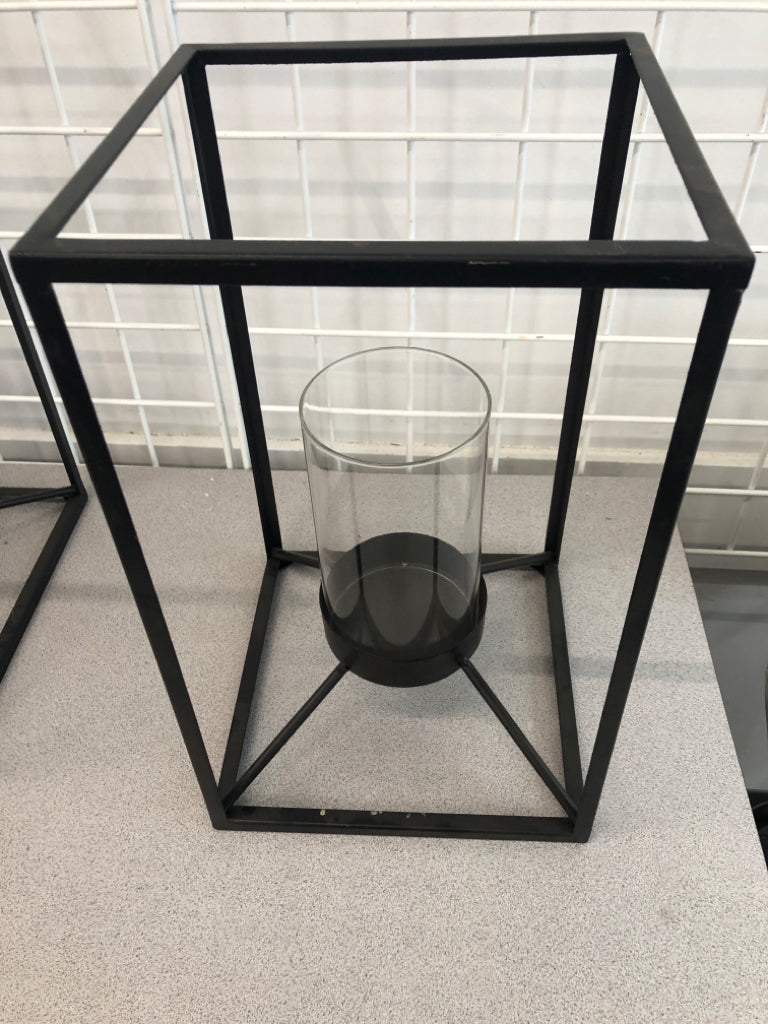 OPEN-FRAME METAL CANDLE HOLDER.