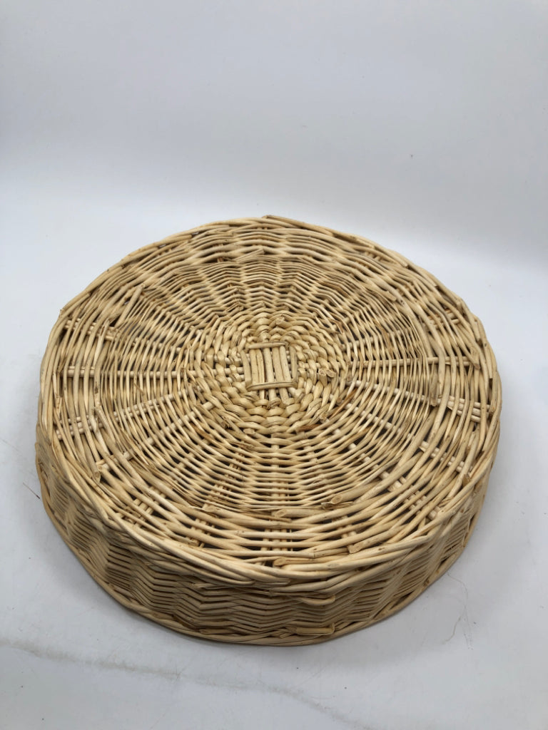 ROUND DIVIDED WICKER BASKET TRAY.