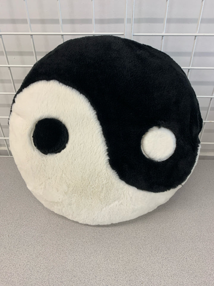 YING-YANG FLUFF PILLOW.