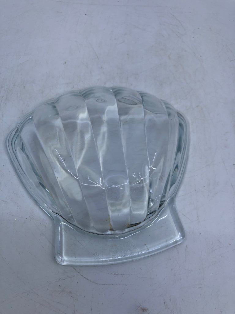 3 VTG PYREX SHELL SHAPED BOWLS.