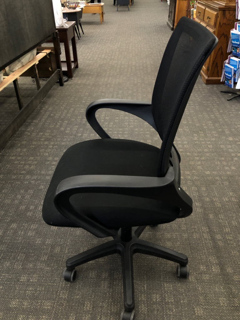 BLACK MESH SWIVEL OFFICE CHAIR W/SMOOTH CUSHION.