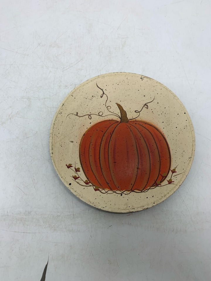 WHITE SPECKLED SMALL PRIMITIVE STYLE PUMPKIN DECORATIVE PLATE.