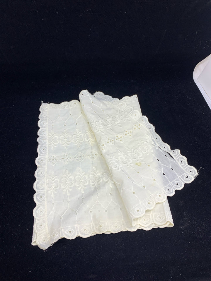 LACE RECTANGLE TABLE RUNNER.