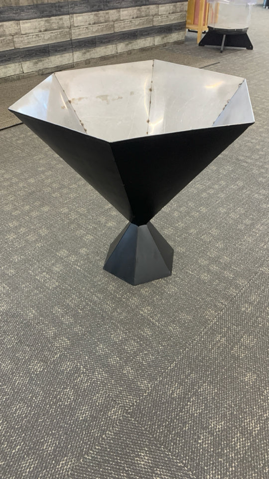 GEOMETRIC METAL PLANTER.