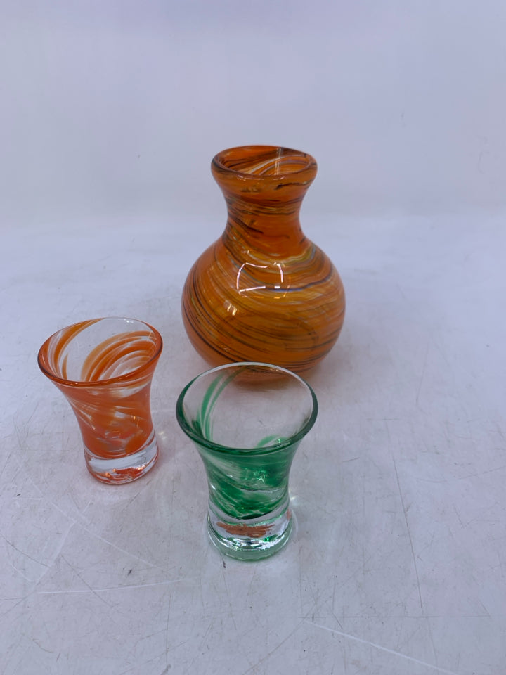 3 PC ORANGE SWIRL GLASS DECANTER W/ 2 SHOT GLASSES.