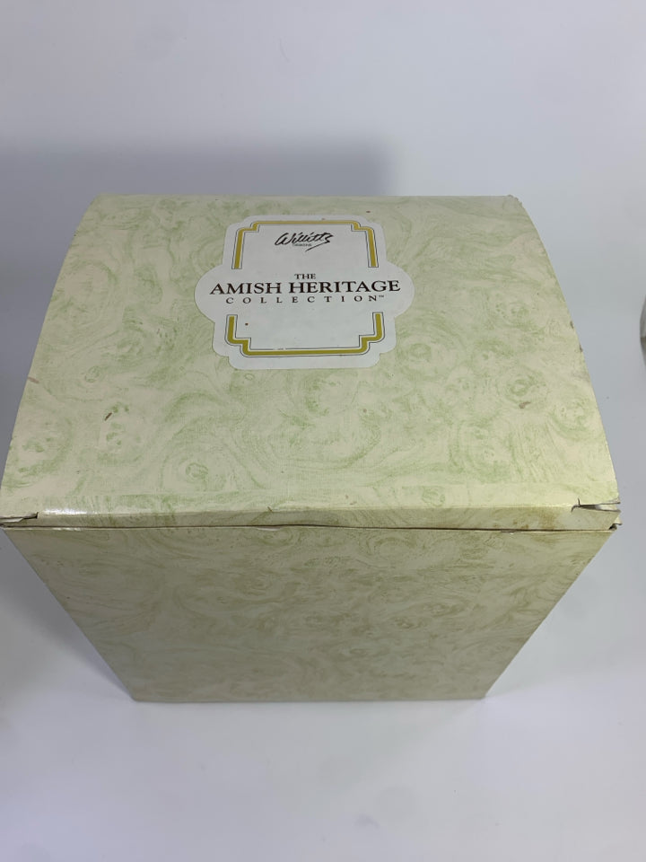 THE AMISH HERITAGE COLLECTION- TAKING DOWN THE CLOTHES W/QUILT.