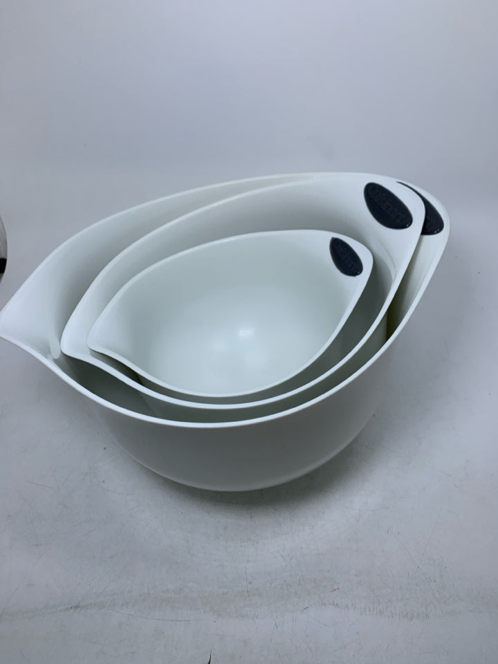 3 PLASTIC NESTING MIXING BOWLS W/ SPOUTS.