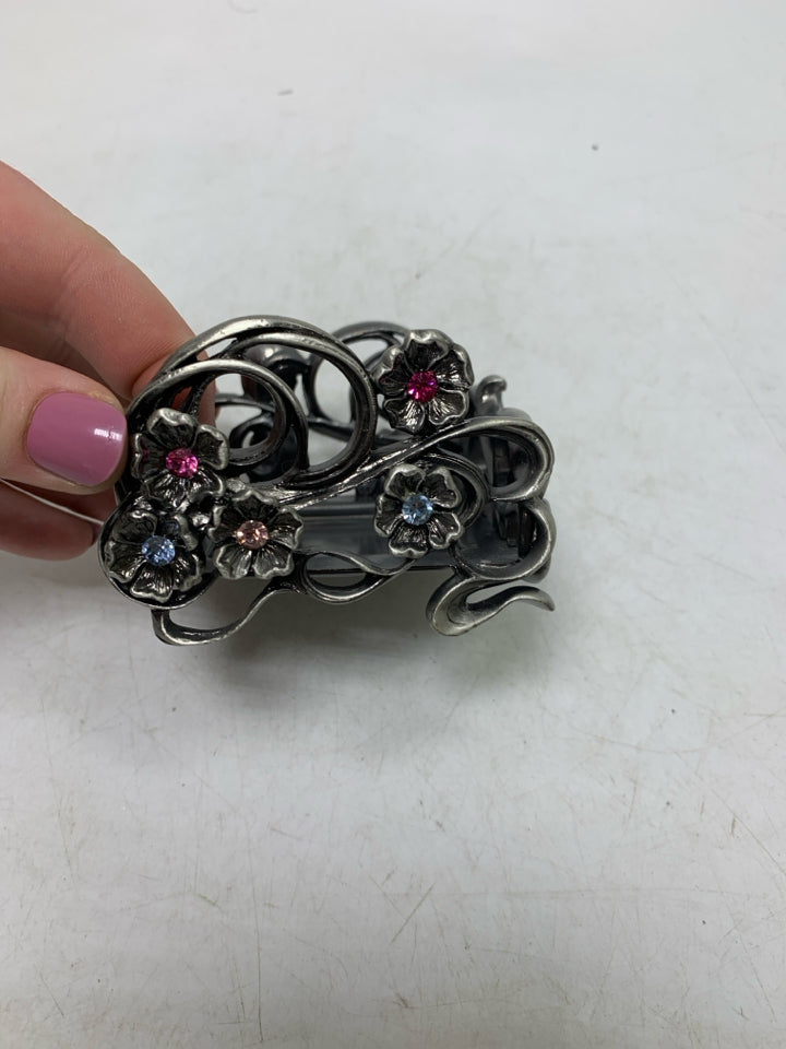 METAL TEA LIGHT HOLDER W/ PINK/BLUE GEM FLOWERS.