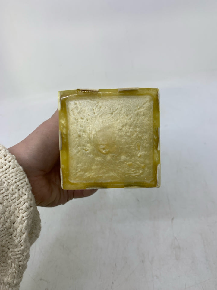 RESIN TAN W/ WHITE CHECKERED.