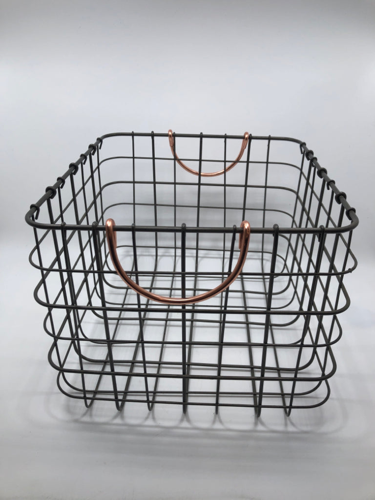 GREY WIRE BASKET W/PINK ROSE HANDLES.