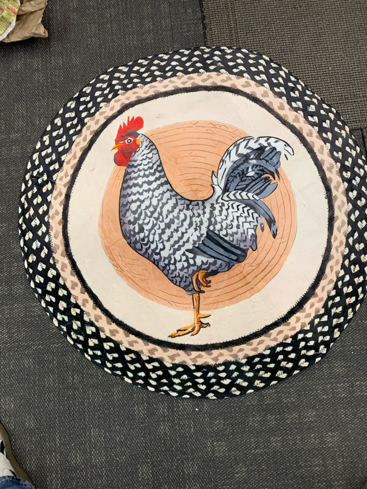 CIRCLE RUG W/ SPECKLED CHICKEN.