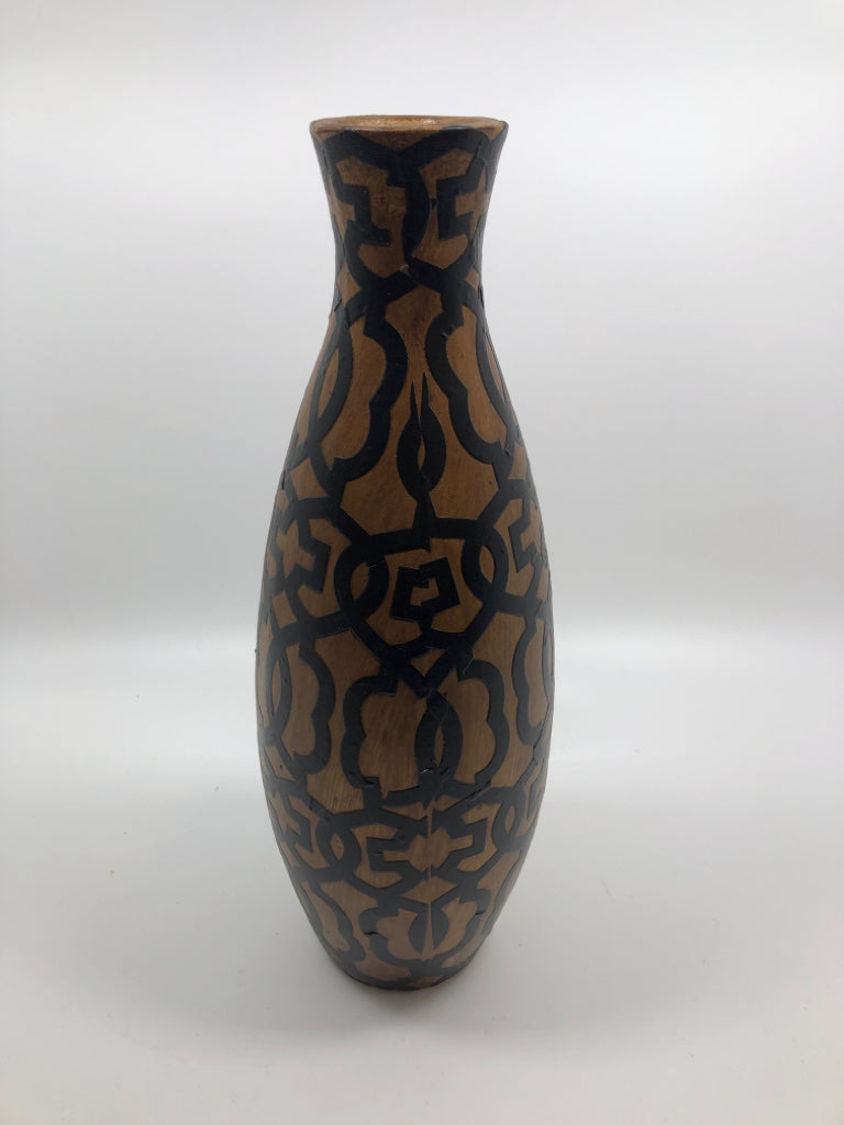 BLACK ACCENT CERAMIC VASE.