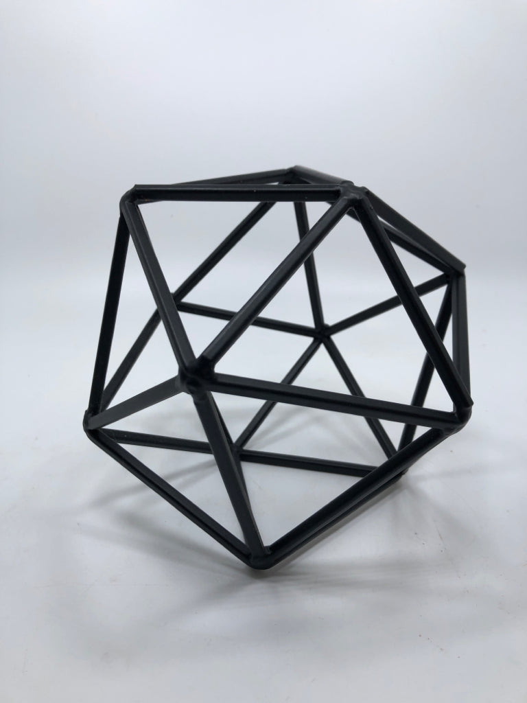 GEOMETRIC METAL DECOR.
