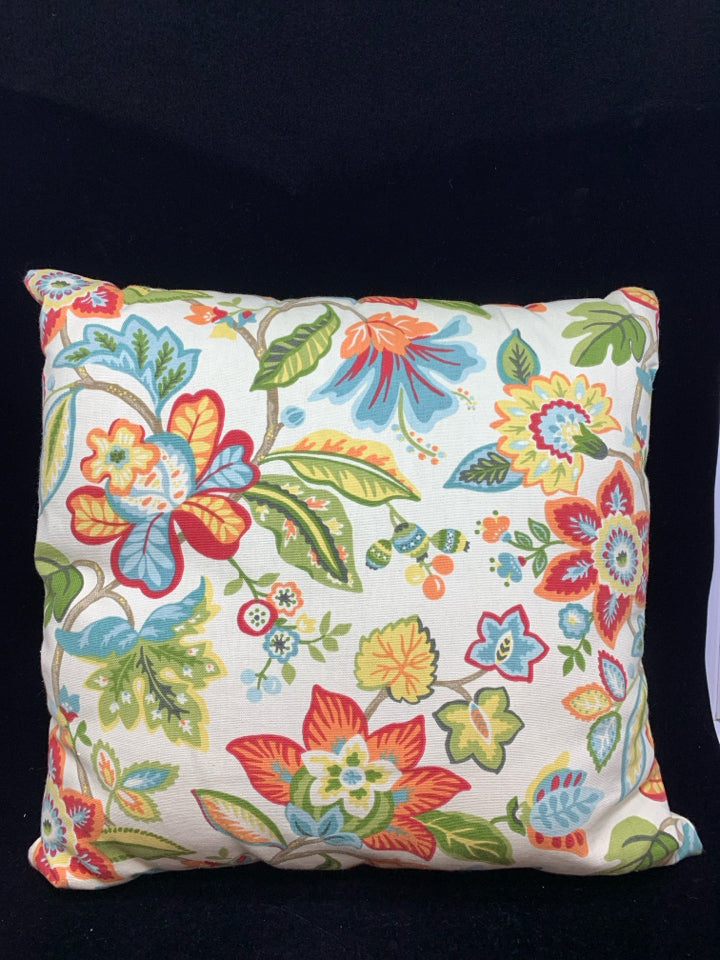 FLORAL ACCENT PILLOW.