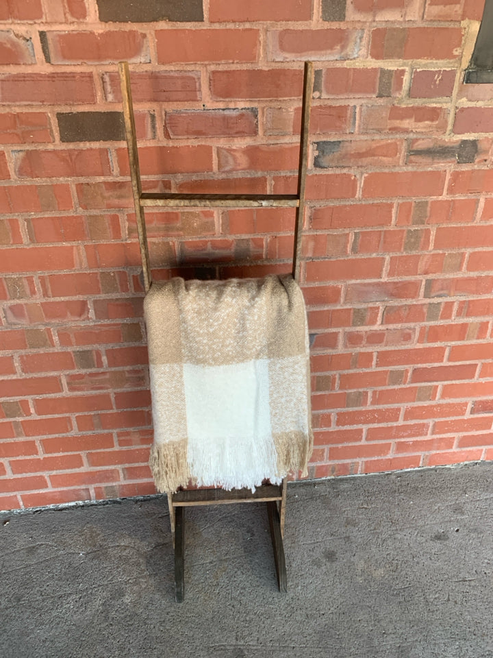 PRIMITIVE WOOD BLANKET RACK W DECORATIVE SHALL.