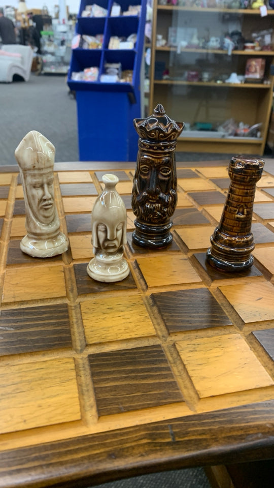 VTG STYLE WOOD GAME CHESS TABLE W/PIECES.