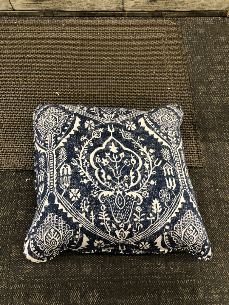 NAVY W/MEDALLION PRINT PILLOW.