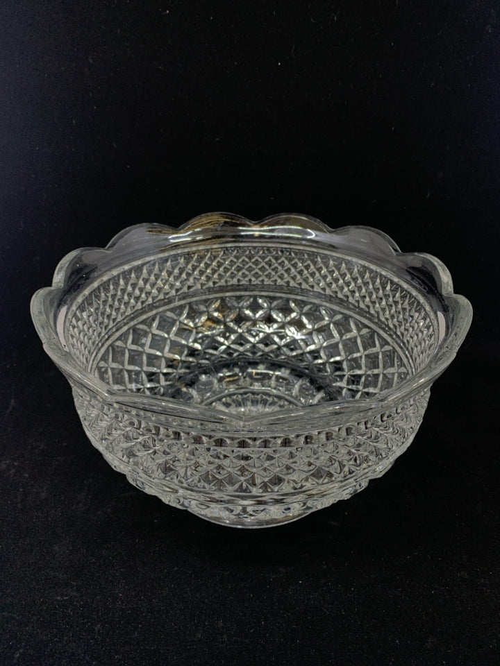 DECORATIVE GLASS SERVING BOWL.