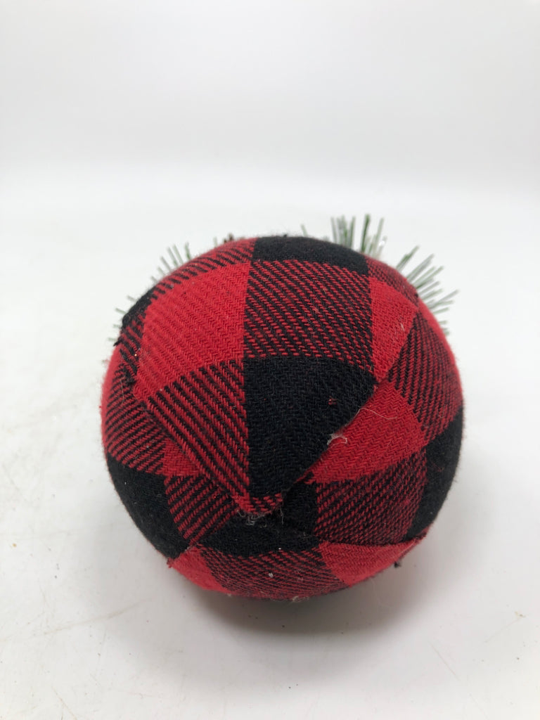 4 PLAID SPHERICAL PINECONE ORNAMENTS.