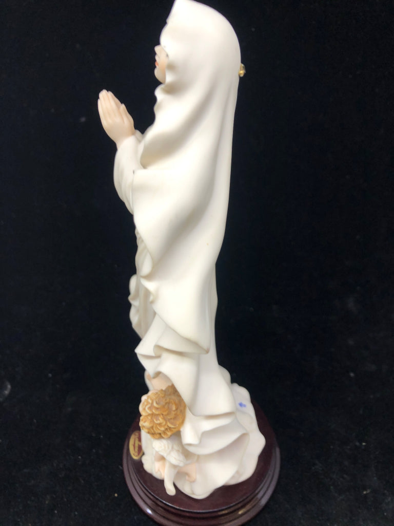 WOMAN STANDING PRAYING W/ CHERUB BY HER FEET FIGURINE FLORENCE GIUSEPPE ARMANI.