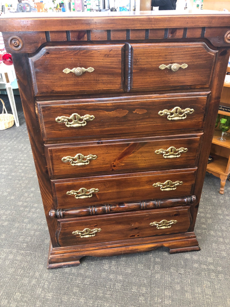 DARK WOOD VTG 5 DRAWER DRESSER.