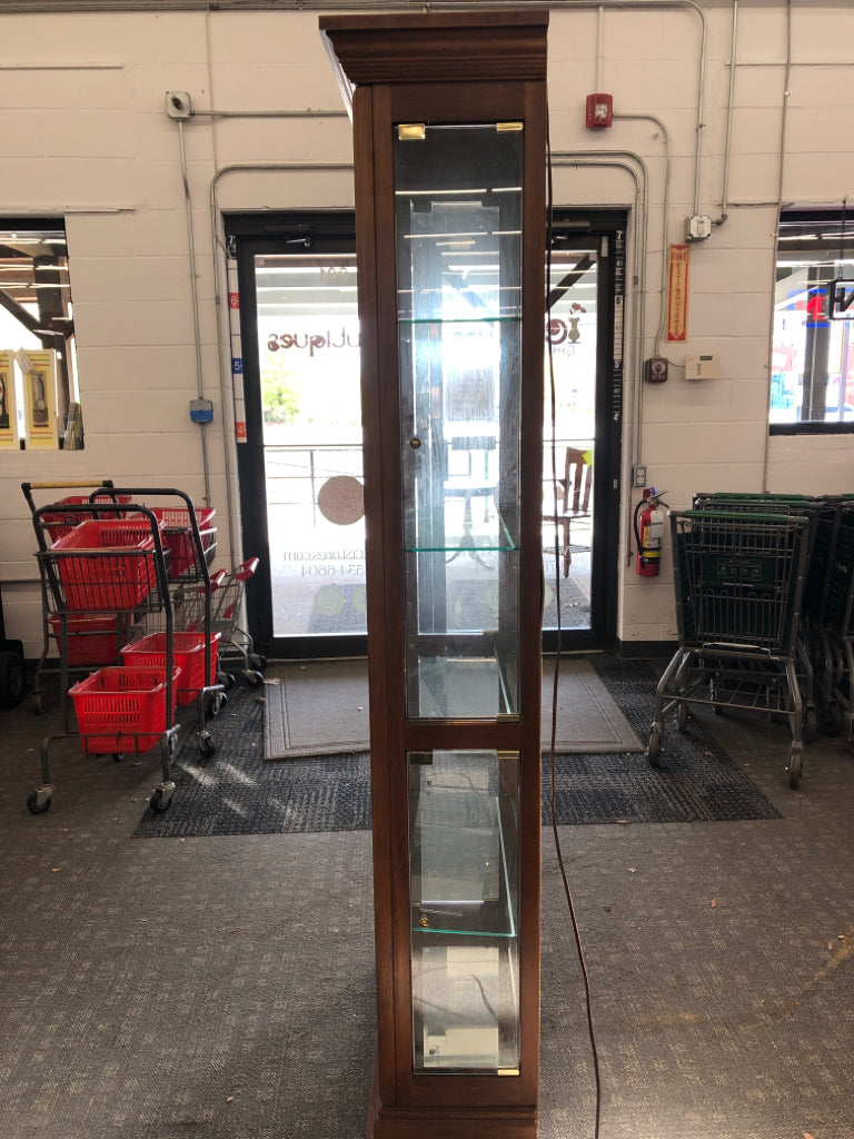 5 SHELF WOOD LIGHT CURIO CABINET.