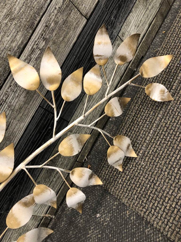 GOLD TONE METAL WALL ART W LEAVES.