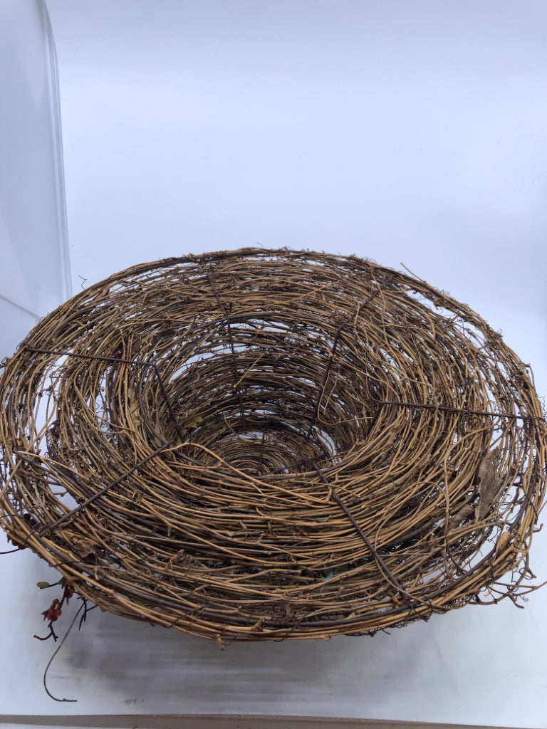 STRAW HAT W/BERRIES WALL DECOR.