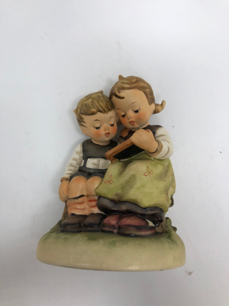 VTG HUMMEL 'SMART LITTLE SISTER' FIGURINE.