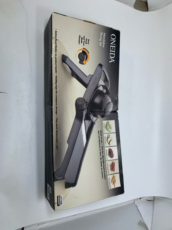 NIB MANDOLINE SLICING SET.