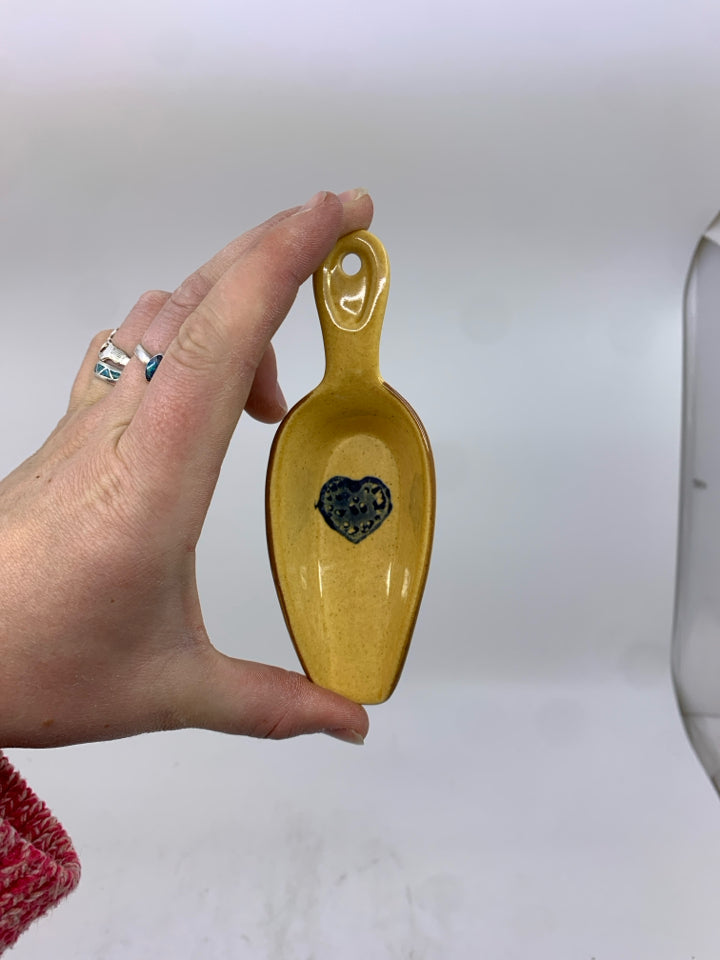 MINI POTTERY SCOOP W/ HEAR IN CENTER.