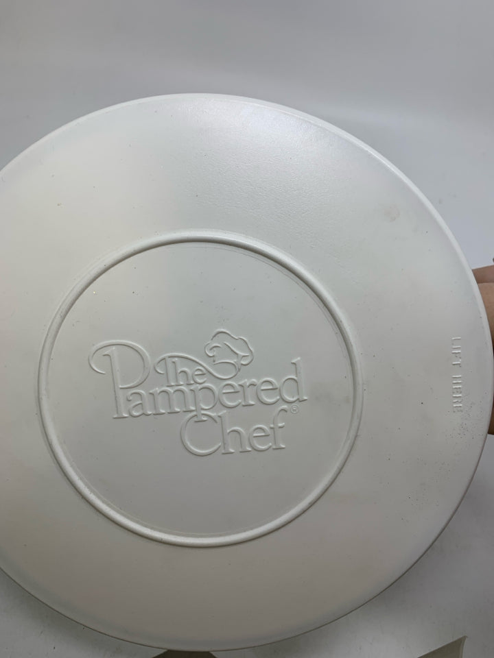 8-CUP MEASURING BATTER BOWL W/LID.