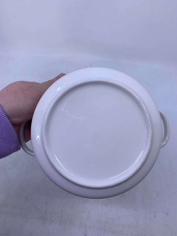 WHITE CIRCLE BAKING DISH W/ LID HANDLES.