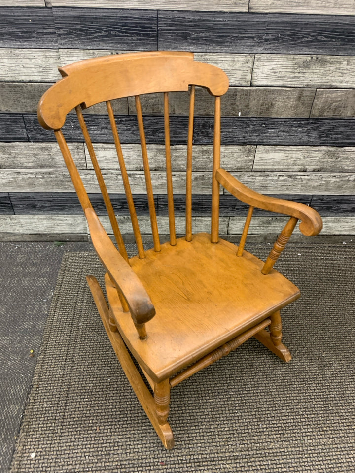 CHILDRENS ROCKING CHAIR.