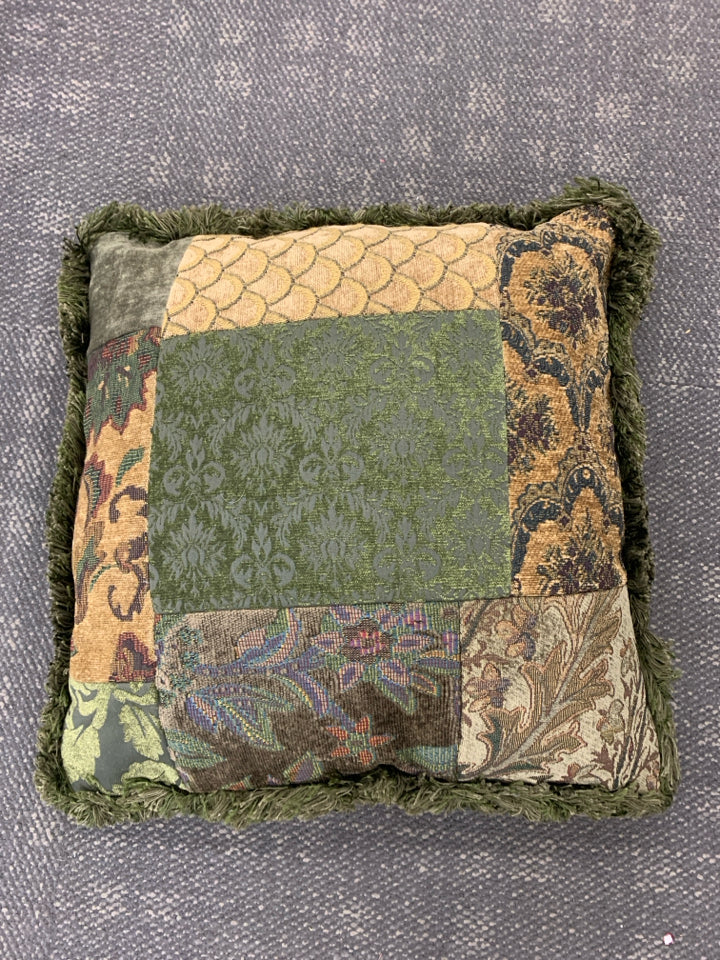 TEXTURED GREEN/GOLD PILLOW W/FRINGE.