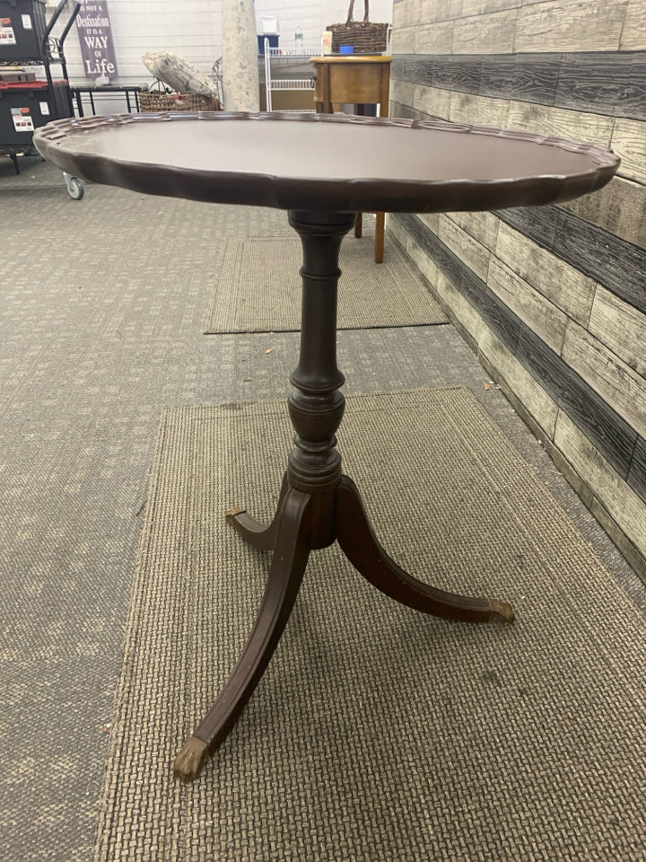 VTG BROWN CIRCLE END TABLE W/WAVY BORDER & 3 LEGS.