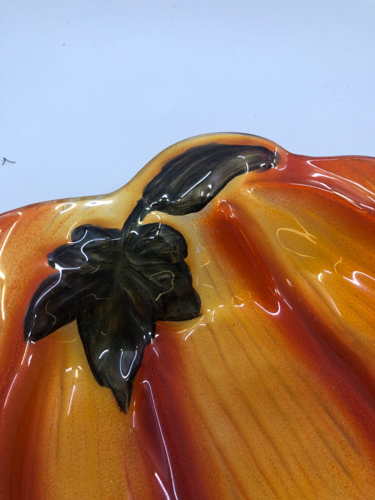 GLASS PUMPKIN SHAPED CENTERPIECE BOWL.